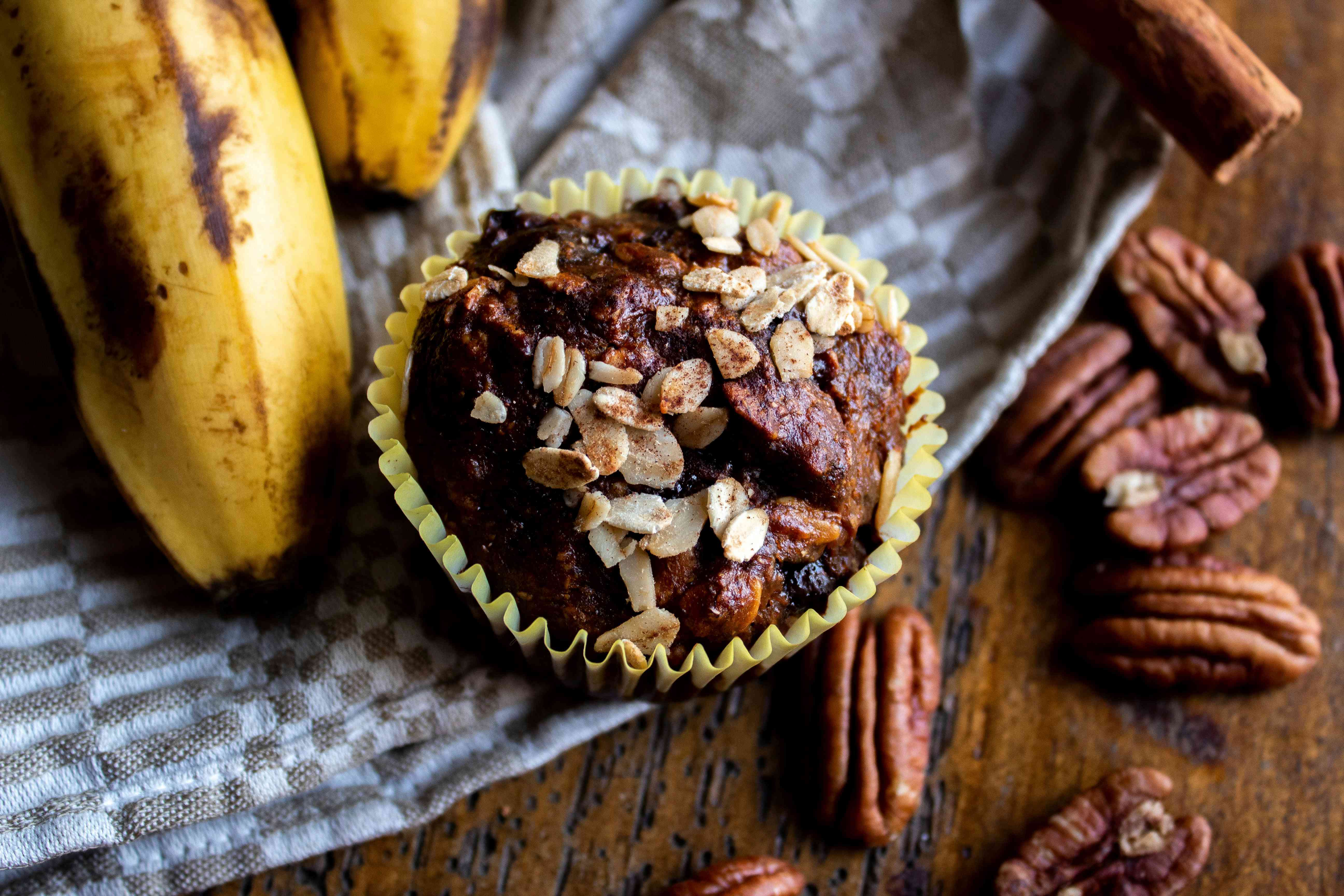 Banánové muffiny s pekanovými ořechy ze špaldové mouky.